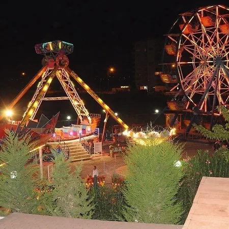 מלון Saturn Palace