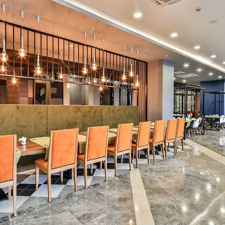 Saturn Palace מלון