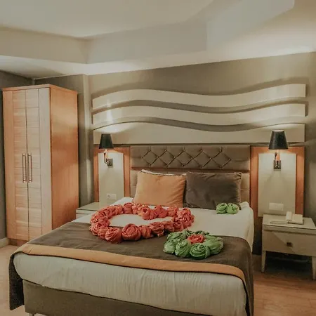 מלון Saturn Palace