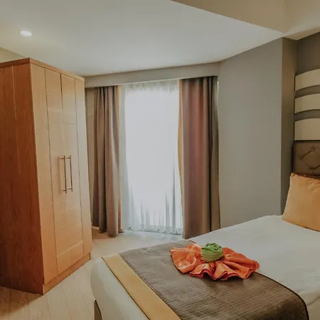 מלון Saturn Palace 5*